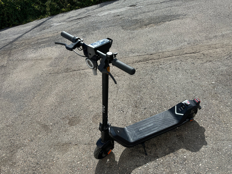USED NIU KQi3 Pro Foldable Electric Kick Scooter w/ 31 mi Max Operating Range & 20 mph Max Speed
